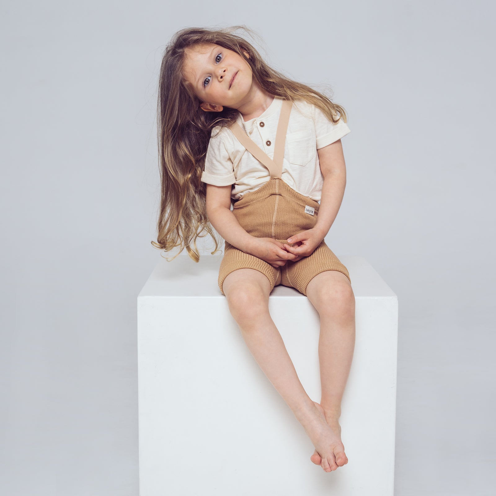 Pantaloncini con bretelle - Marrone beige