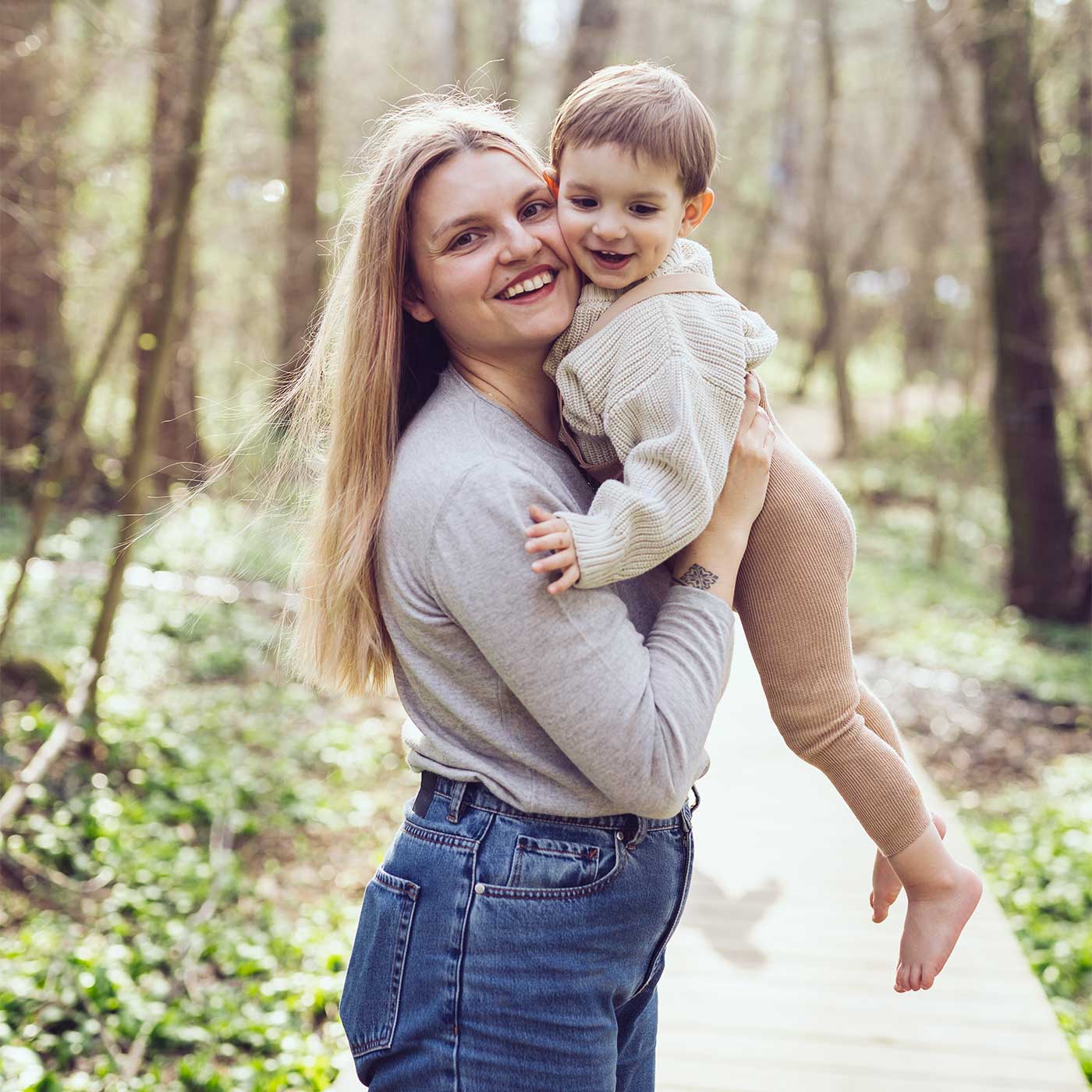 Veronika, the founder of PEQNE with her son